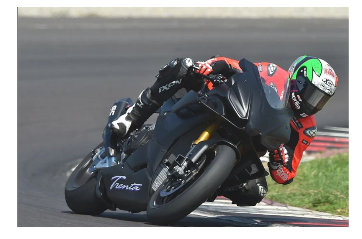 RSV4 Trenta cornering shot.